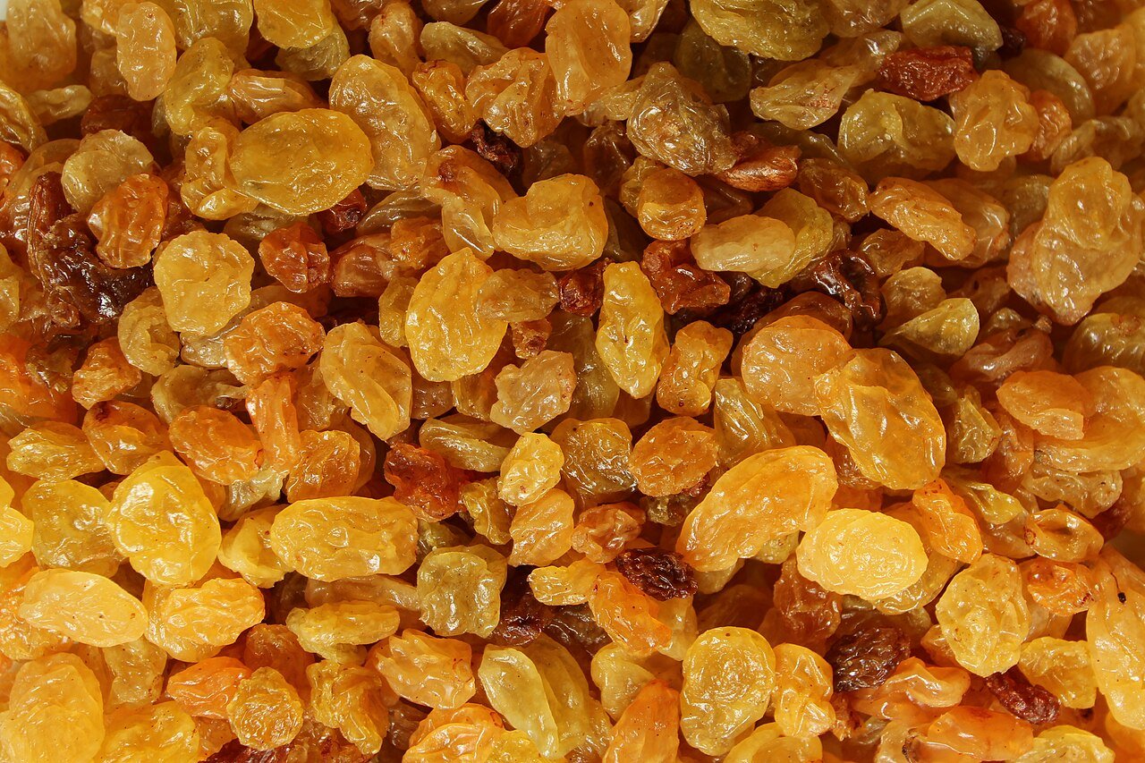کشمش طلایی روی گونی کنفی